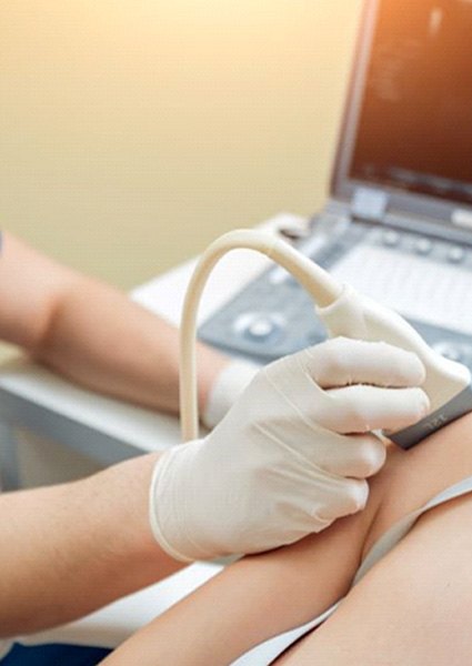 Ultrasound tech examining woman’s shoulder